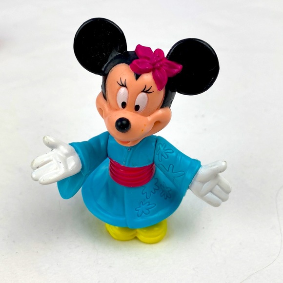 Vintage EUC 1994 Epcot Center adventure at Disney World Minnie in Japan Figure - Picture 1 of 7